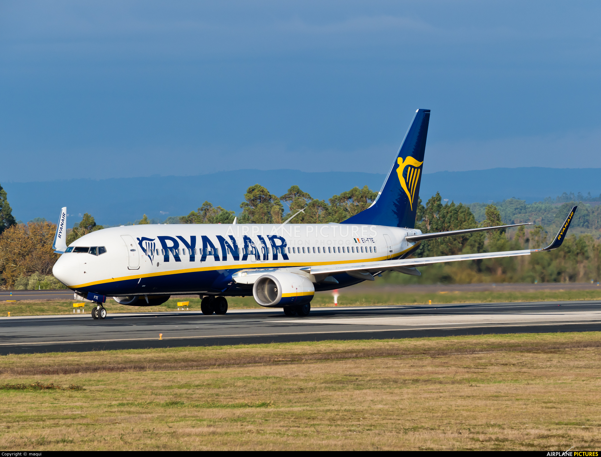 Ryanair EI-FTE aircraft at Santiago de Compostela