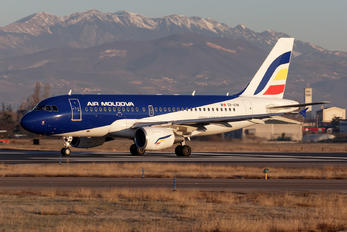 ER-AXM - Air Moldova Airbus A319