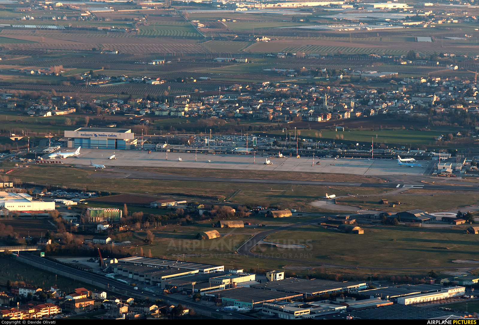 - Airport Overview - aircraft at Verona - Villafranca