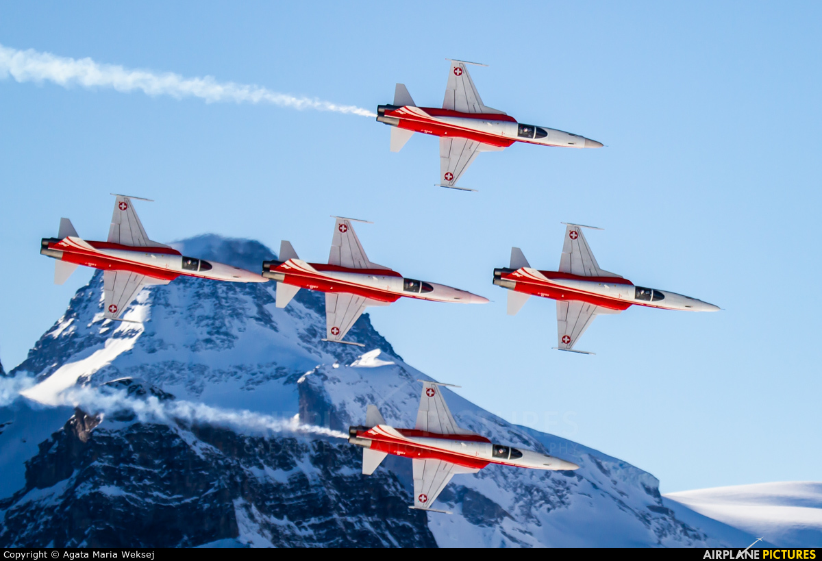 Switzerland - Air Force: Patrouille Suisse J-3090 aircraft at Lauberhorn