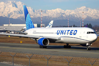 N671UA - United Airlines Boeing 767-300ER