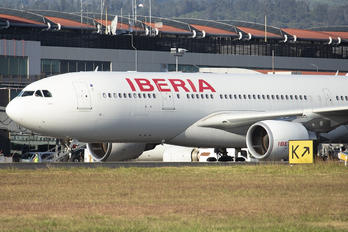 EC-MLP - Iberia Airbus A330-200