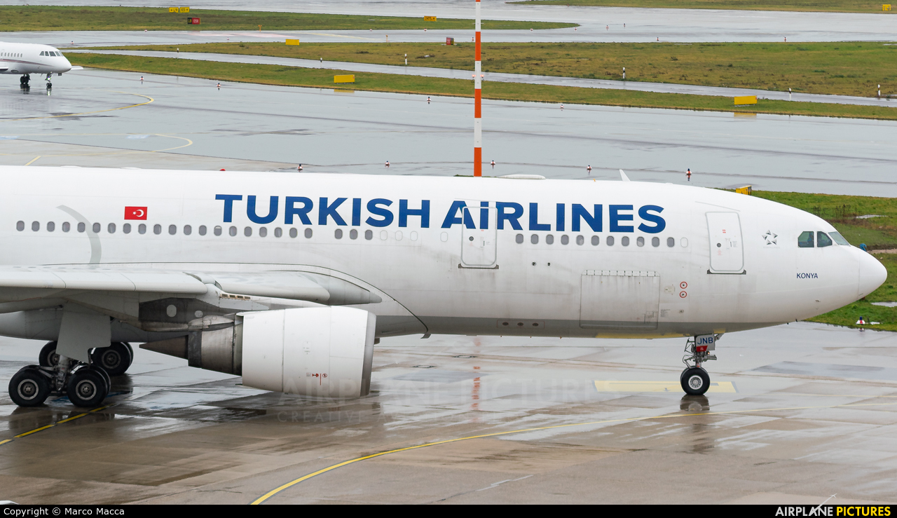 Turkish Airlines TC-JNB aircraft at Düsseldorf