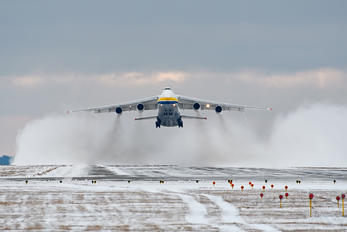 UR-82007 - - Airport Overview Antonov An-124-100 Ruslan