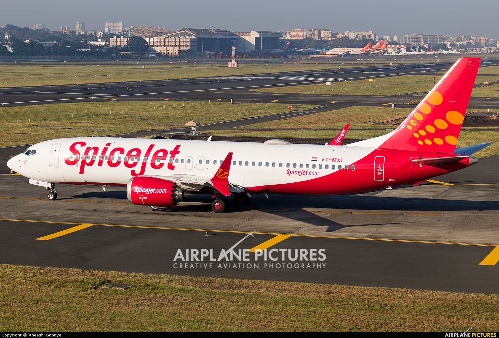 SpiceJet VT-MXI aircraft at Mumbai - Chhatrapati Shivaji Intl