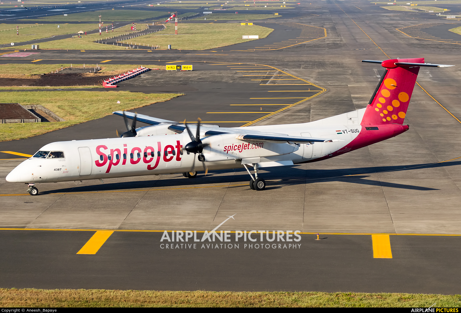 SpiceJet VT-SUG aircraft at Mumbai - Chhatrapati Shivaji Intl
