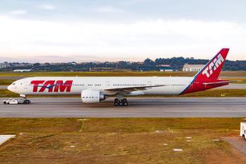 PT-MUB - LATAM Boeing 777-300