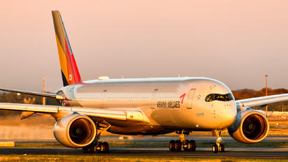 HL7579 - Asiana Airlines Airbus A350-900