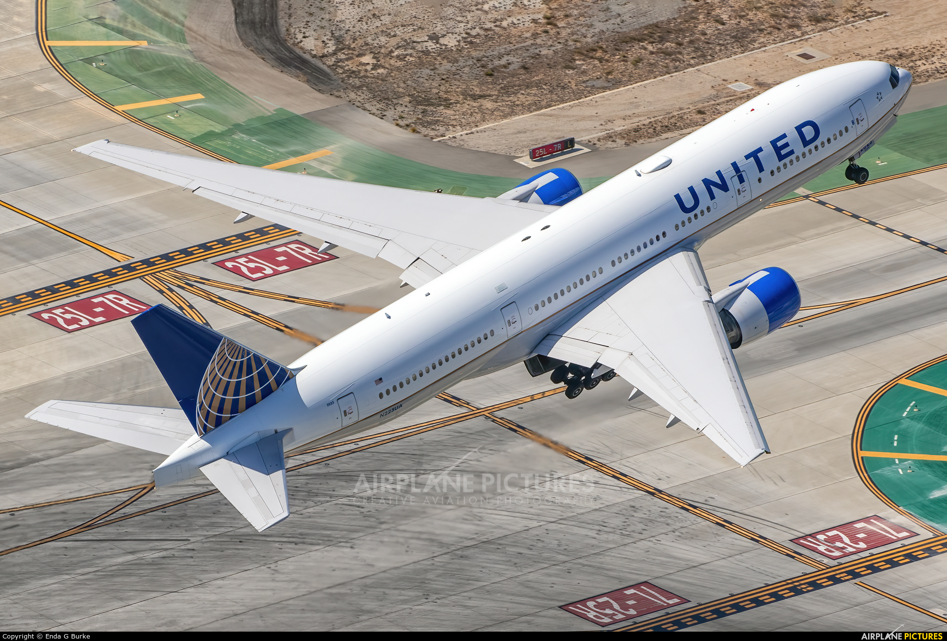 United Airlines N225UA aircraft at Los Angeles Intl