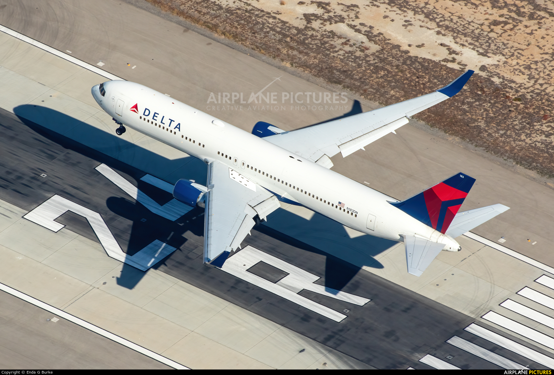 Delta Air Lines N183DN aircraft at Los Angeles Intl