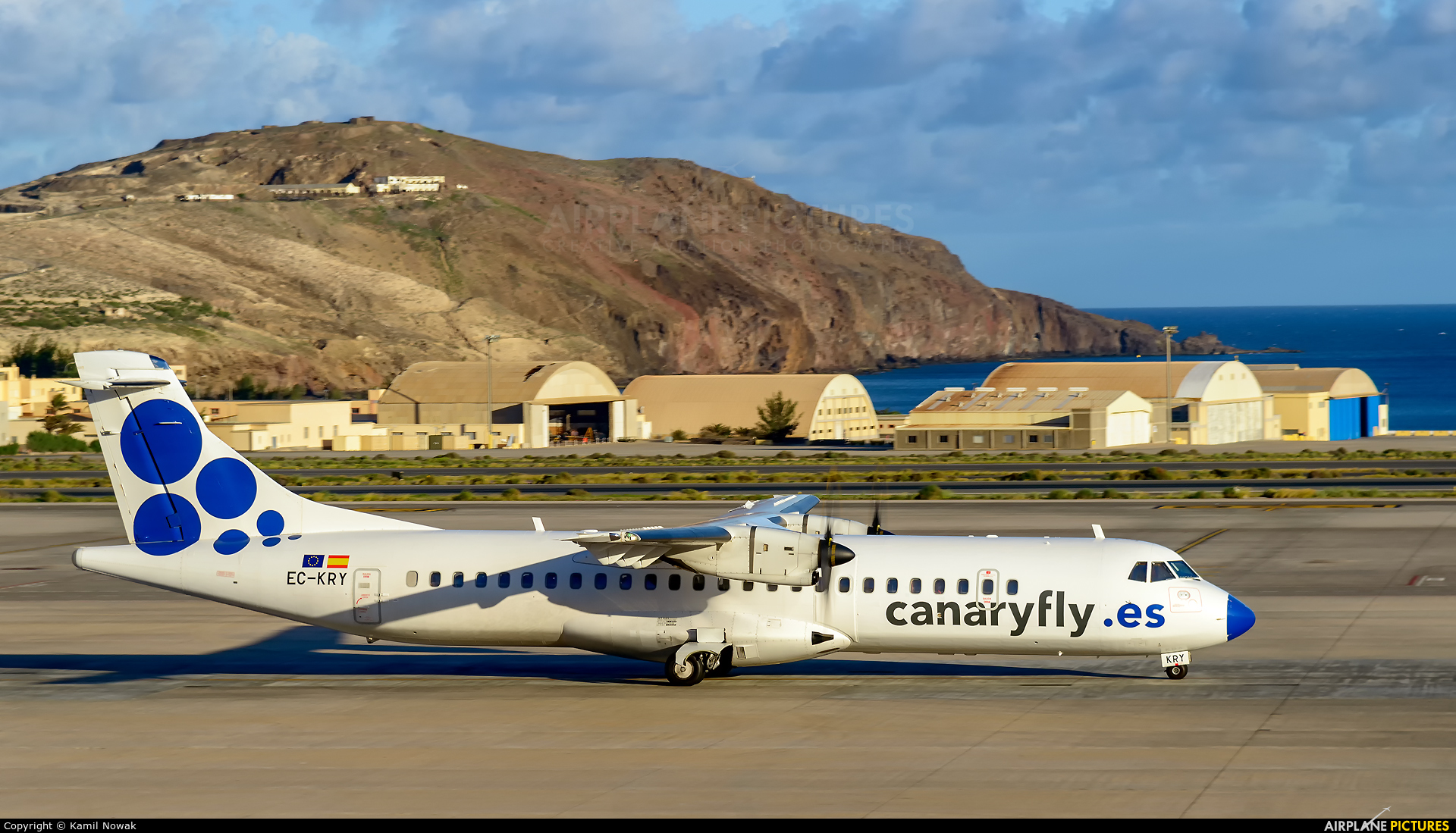 CanaryFly EC-KRY aircraft at 