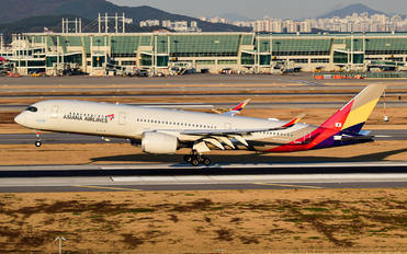 HL8382 - Asiana Airlines Airbus A350-900
