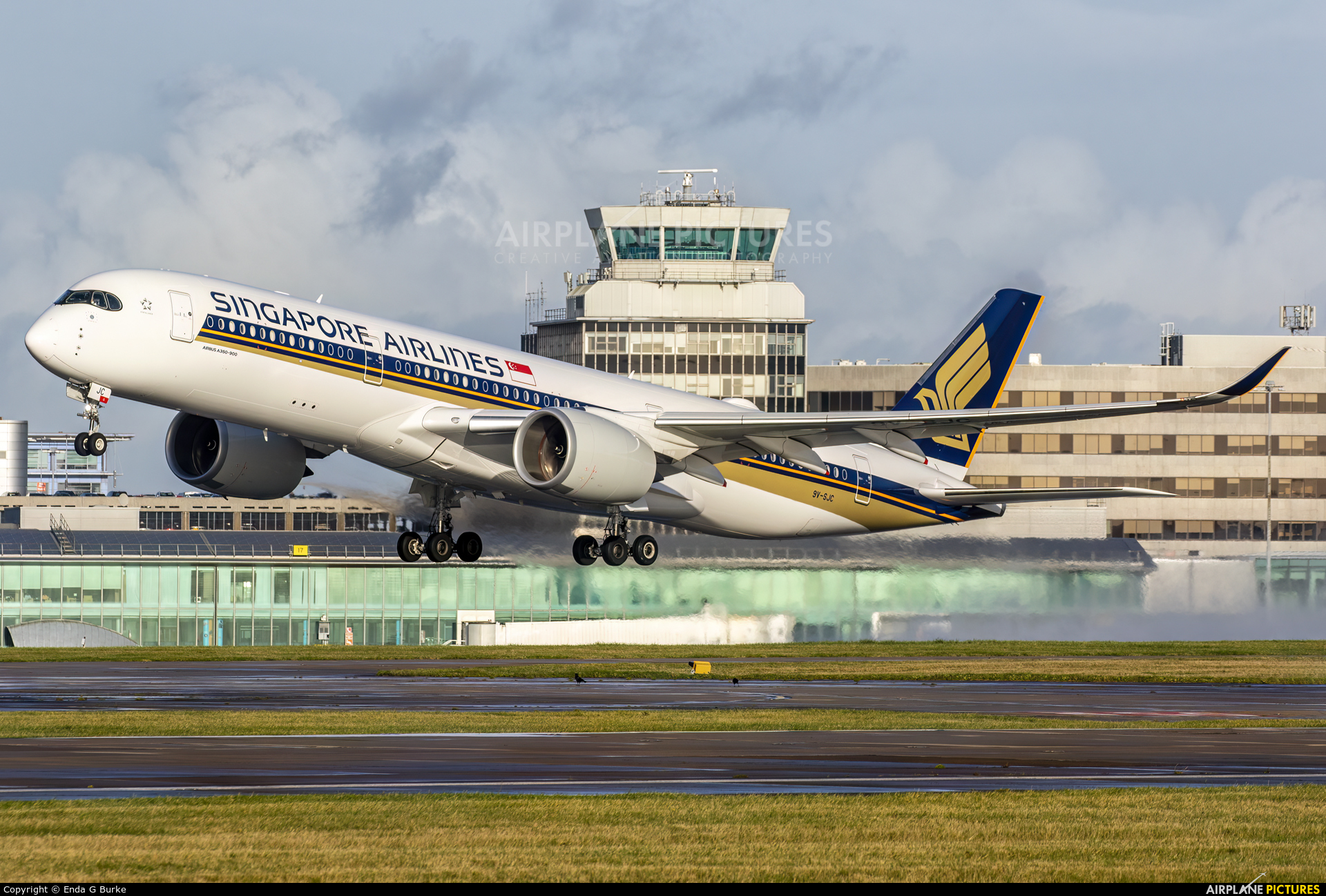 Singapore Airlines 9V-SJC aircraft at Manchester