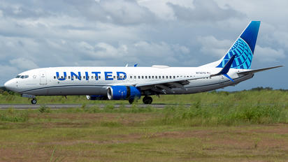 N73270 - United Airlines Boeing 737-800