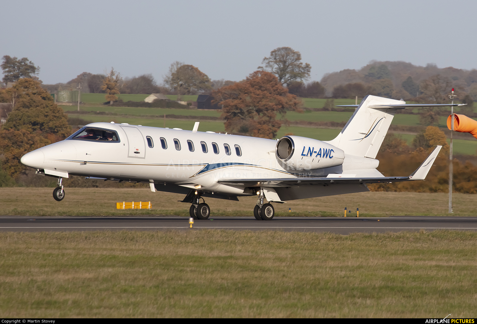 Airwing LN-AWC aircraft at London - Luton
