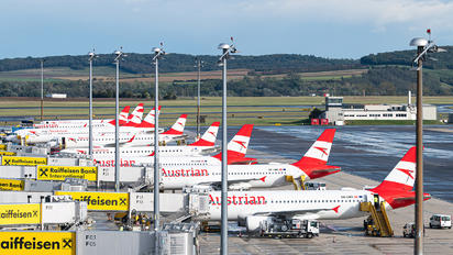 OE-LBV - Austrian Airlines/Arrows/Tyrolean - Airport Overview - Runway, Taxiway