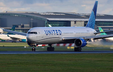 N76065 - United Airlines Boeing 767-400ER