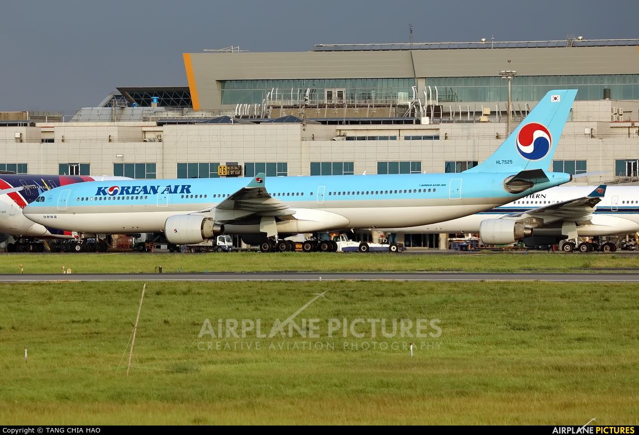 Korean Air HL7525 aircraft at Taipei - Taoyuan Intl