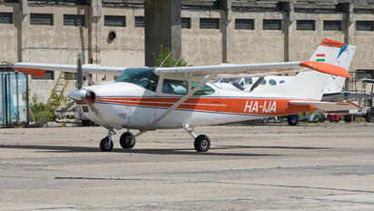 HA-IJA - Private Cessna 182T Skylane