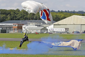 - - The Tigers Parachute Display Team - Aviation Glamour - Military Personnel