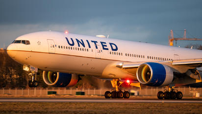 N782UA - United Airlines Boeing 777-200ER