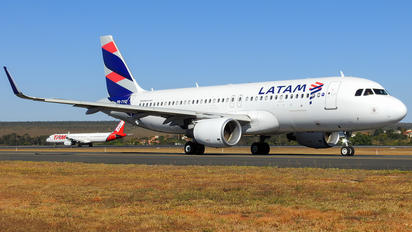 PR-TYQ - LATAM Airbus A320
