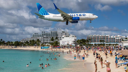 N13718 - United Airlines Boeing 737-700