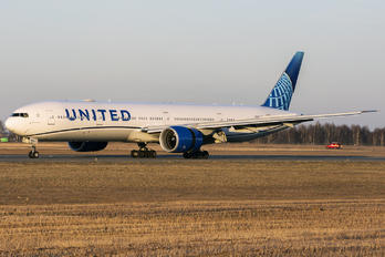 N2352U - United Airlines Boeing 777-300ER