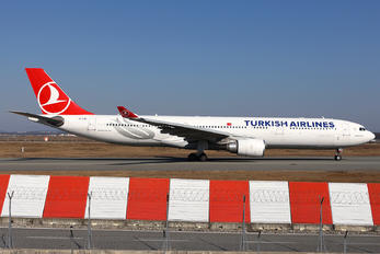 TC-LNE - Turkish Airlines Airbus A330-300