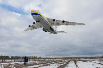 UR-82027 - - Airport Overview Antonov An-124-100 Ruslan