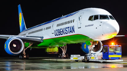UK-75702 - Uzbekistan Airways Boeing 757-200