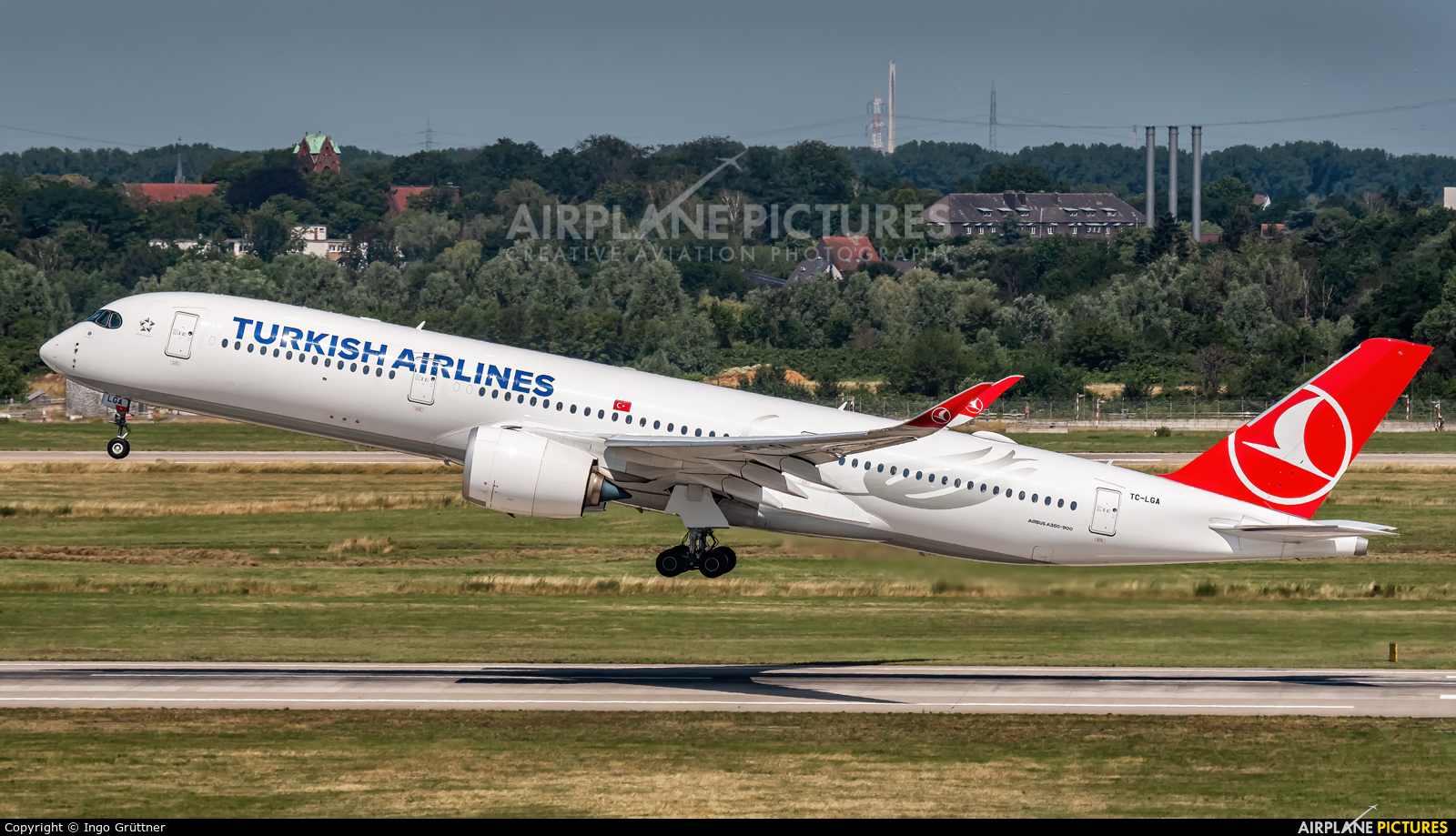 Turkish Airlines TC-LGA aircraft at Düsseldorf