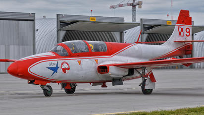 3H-1715 - Poland - Air Force: White & Red Iskras PZL TS-11 Iskra