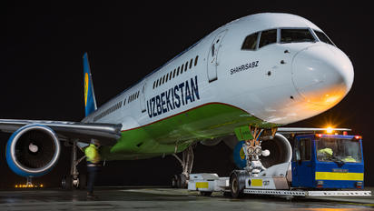 UK75702 - Uzbekistan Airways Boeing 757-200