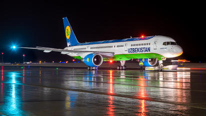 UK75702 - Uzbekistan Airways Boeing 757-200