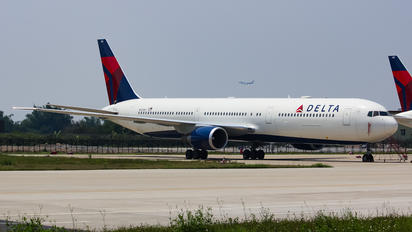 N825MH - Delta Air Lines Boeing 767-400ER