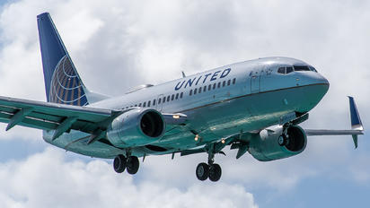 N17752 - United Airlines Boeing 737-700