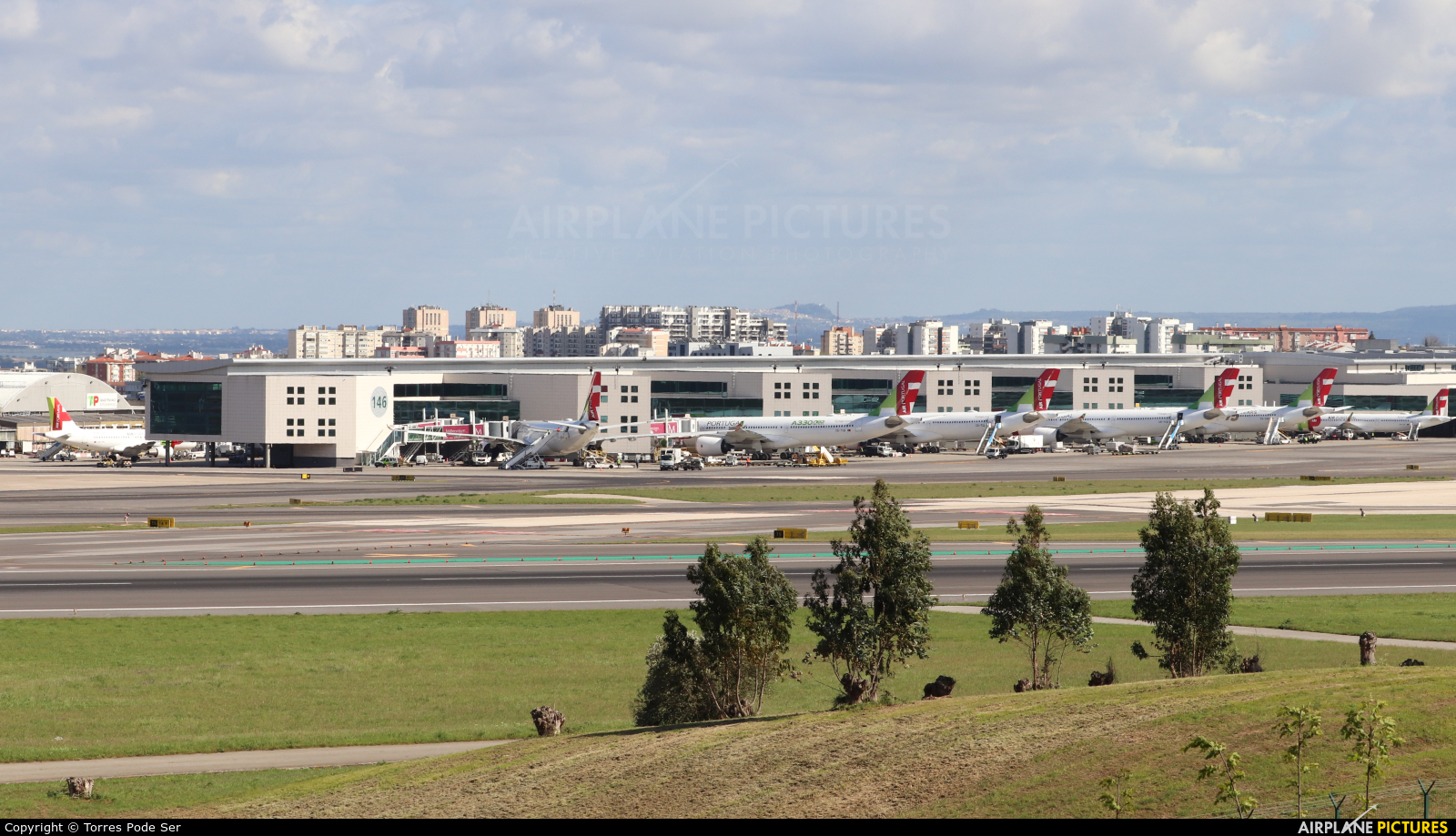 - Airport Overview - aircraft at Lisbon