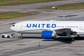 N77012 - United Airlines Boeing 777-200ER