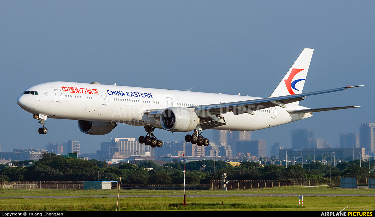 China Eastern Airlines B-7343 aircraft at Taipei - Taoyuan Intl