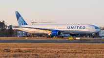 United Airlines N2352U image