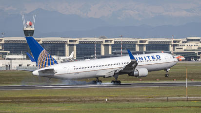 N647UA - United Airlines Boeing 767-300ER