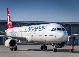 TC-JRI - Turkish Airlines Airbus A321