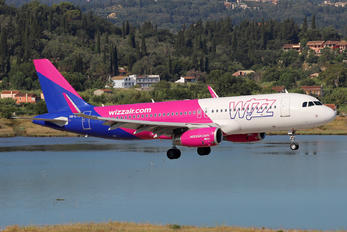 HA-LYQ - Wizz Air Airbus A320
