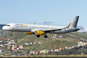 EC-MOO - Vueling Airlines Airbus A321