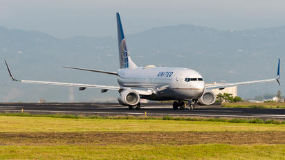 N76533 - United Airlines Boeing 737-800