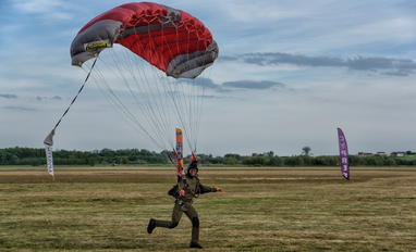 - - Skydive.pl Parachute Parachutist