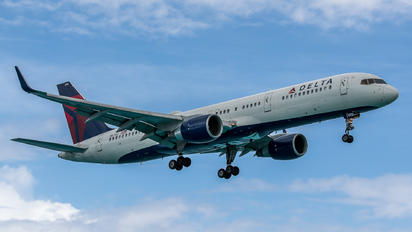 N6702 - Delta Air Lines Boeing 757-200