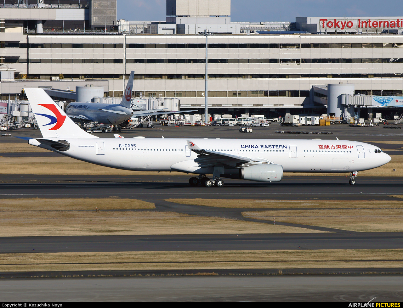China Eastern Airlines B-6095 aircraft at Tokyo - Haneda Intl