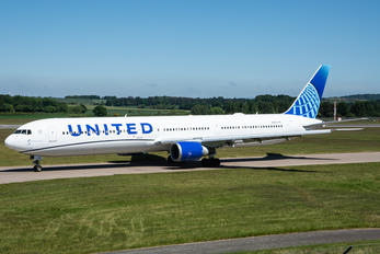 N68061 - United Airlines Boeing 767-400ER